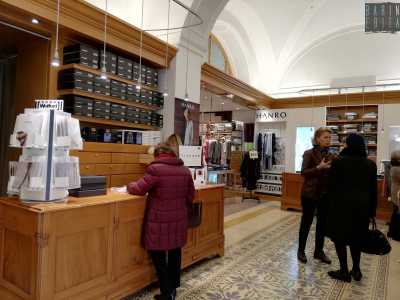 Entriamo ed osserviamo le antiche volte a crociera del locale e i numerosi cassetti inseriti nei mobili in legno